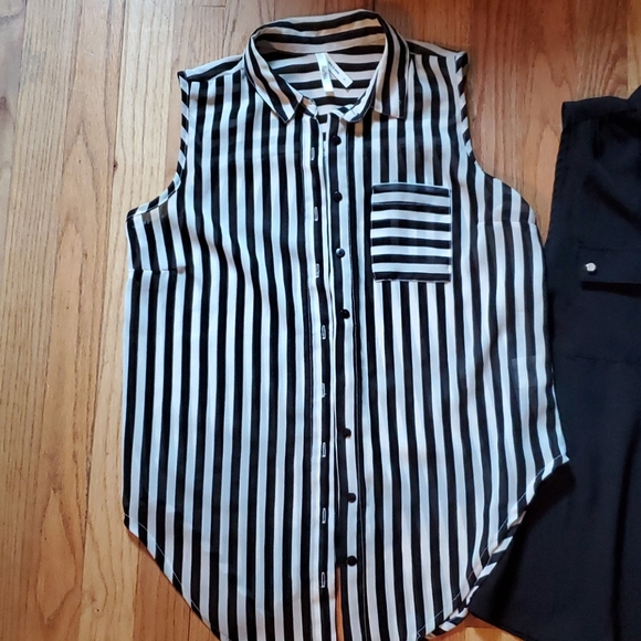 Forever 21 set of 2 button blouses - Picture 2 of 9